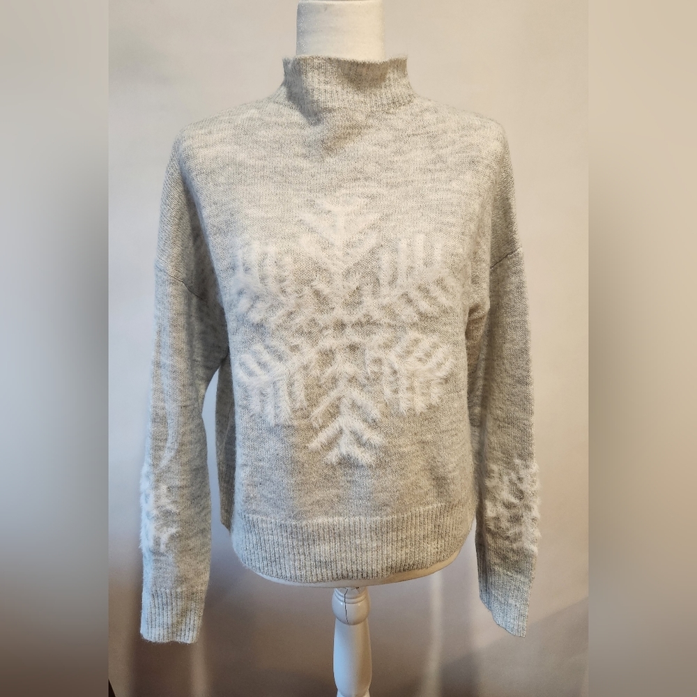 Cozy mock-neck  sweater w Snowflake